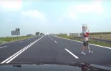 Mężczyzna z 3-letnim dzieckiem wbiegał pod pędzące samochody w Skołoszowie. Wkrótce po tym potrącił ich autobus [WIDEO]