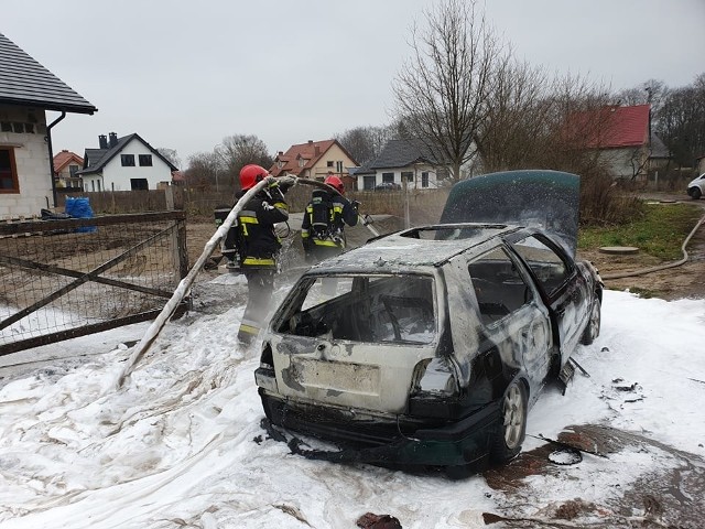 W czwartek około godz 13 w Białogardzie doszło do pożaru auta osobowego marki Volkswagen Golf. Jak udało nam się ustalić na miejscu zdarzenia mężczyzna kierujący samochodem chwilę po tym gdy zauważył, że pojazd zaczyna się palić sam próbował ugasić płomienie przy użyciu gaśnicy samochodowej lecz bezskutecznie. Mimo błyskawicznej reakcji strażaków po dotarciu na miejsce auto w całości było już zajęte przez ogień. Niestety osobowy volkswagen spłonął doszczętnie. Kierowcy na szczęście nic się nie stało.Zobacz także: Napad na jubilera w Koszalinie 