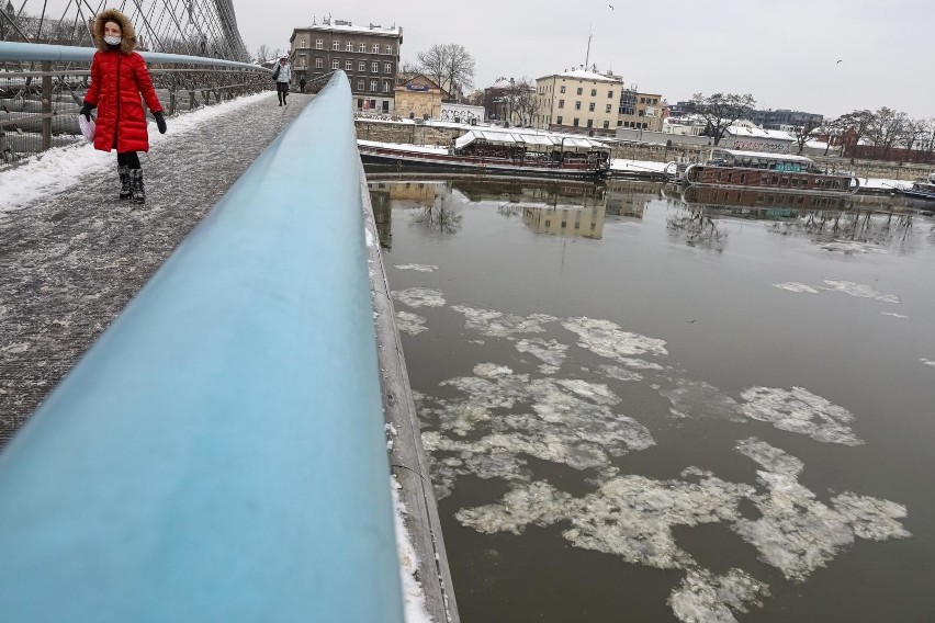 Kraków. Zamarznięta Wisła, zalewy i stawy. Zobacz, jak w pełni zimy wyglądają akweny wodne [ZDJĘCIA]