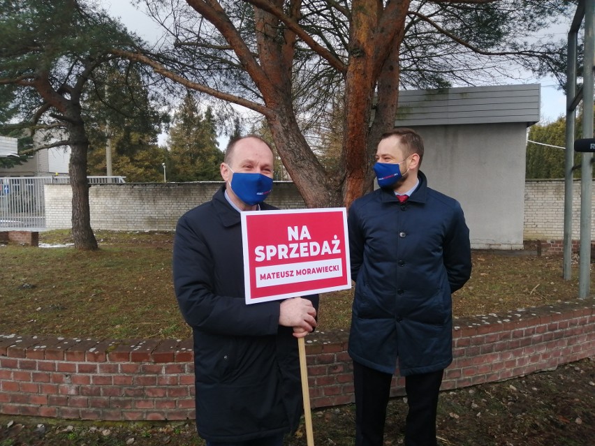 Posłowie KO, Marek Sowa i Aleksander Miszalski, przed bazą...