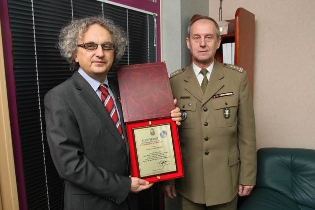 Prezes Targów Kielce Andrzej Mochoń otrzymał od pułkownika Eugeniusza Nikulina medal i pamiątkowy certyfikat.