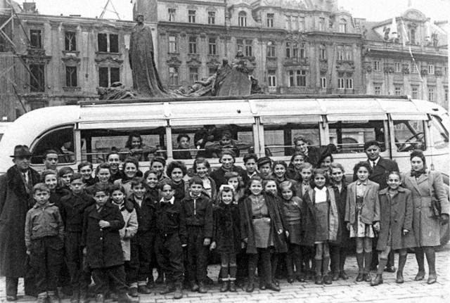 Żydowskie dzieci ocalone z Holokaustu przed autobusem - po napadach na wille w Rabce, kiedy zapadła decyzja o wyjeździe w Polski.