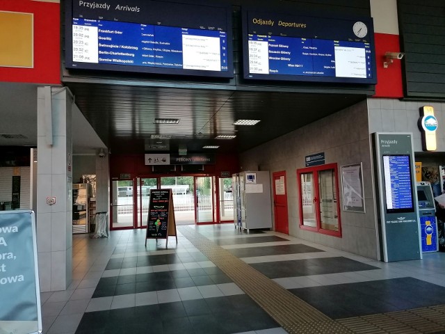 Dworzec kolejowy w Zielonej Górze. Zmodernizowany wraz z peronami czeka na podróżnych