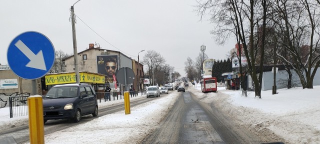 Tak wyglądała sytuacja na dąbrowskich drogach w poniedziałek 8 lutego. Jak będzie dzisiaj?Zobacz kolejne zdjęcia/plansze. Przesuwaj zdjęcia w prawo - naciśnij strzałkę lub przycisk NASTĘPNE
