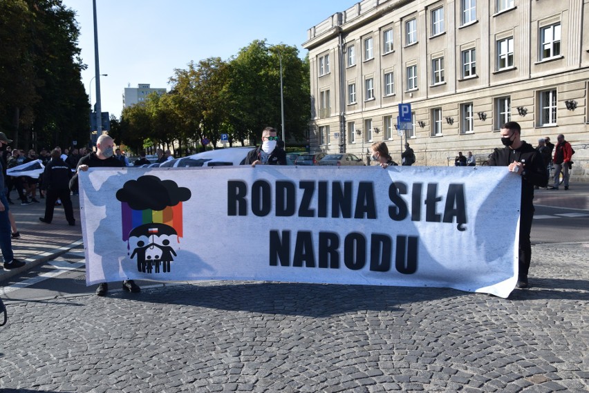 Marsz Normalności w Białymstoku. Kilkaset osób przeszło ulicami miasta protestując "przeciwko dewiacjom" [ZDJĘCIA] 19.09.2020