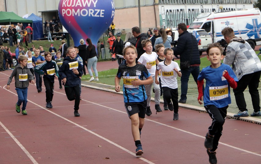 Setki młodzieży biegało na różnych dystansach w biegu...