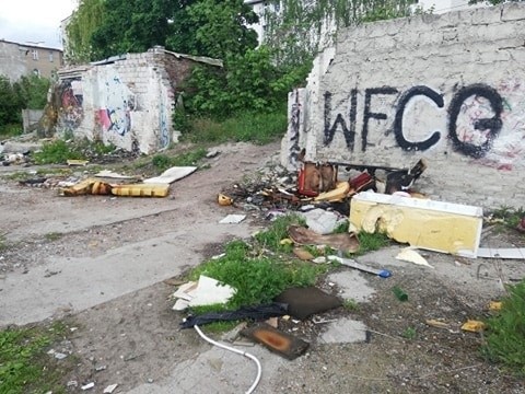 Śmietnisko pomiędzy przejściem z ul. Kwiatowej na podwórze przy ul. Focha w Grudziądzu. Problem wraca co kilka miesięcy