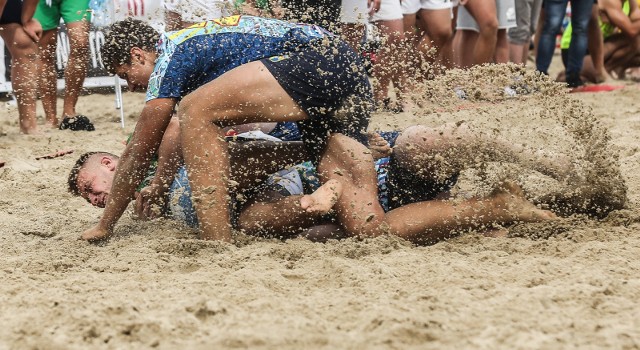 Rugby plażowe jest bardzo widowiskowe