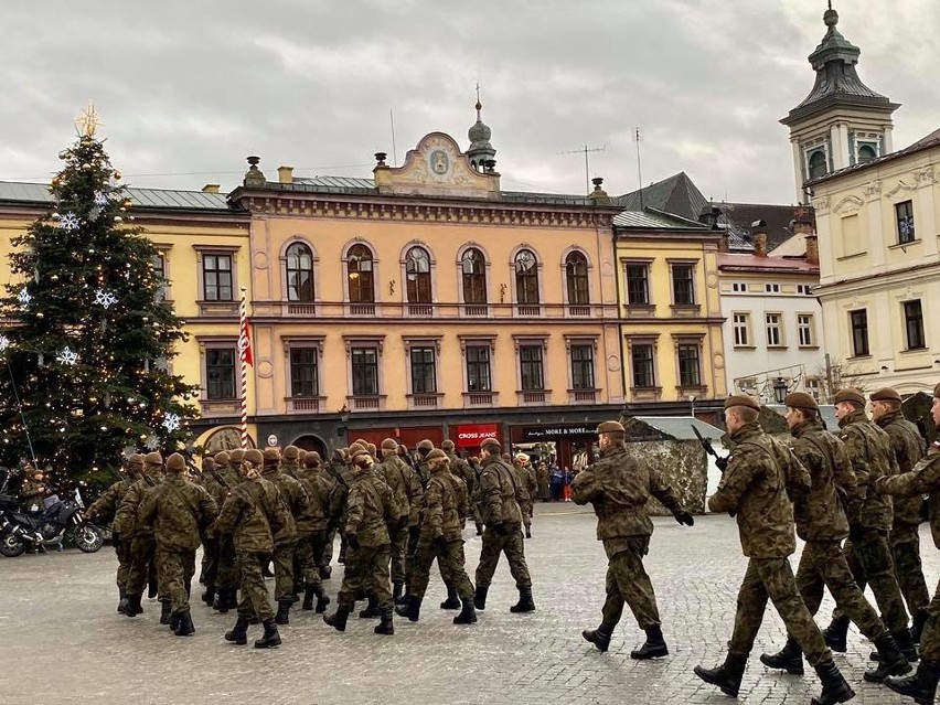 Śląska Brygada Obrony Terytorialnej już działa w Cieszynie, terytorialsi złożyli przysięgę na rynku ZDJĘCIA