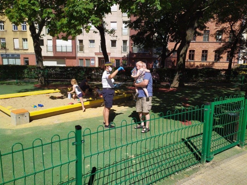 Poznańscy strażnicy miejscy podczas epidemii dbają też o...