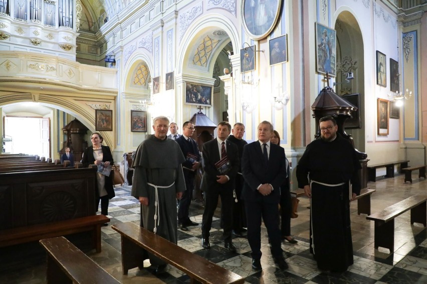Wicepremier Piotr Gliński odwiedził klasztor w Kalwarii...