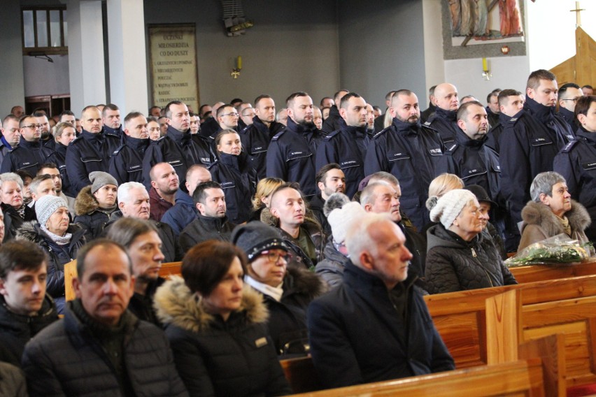 Ostatnie pożegnanie aspiranta Krzysztofa Węglińskiego z Tarnobrzega - policjanta, który zginął w wypadku jadąc na służbę  [ZDJĘCIA]