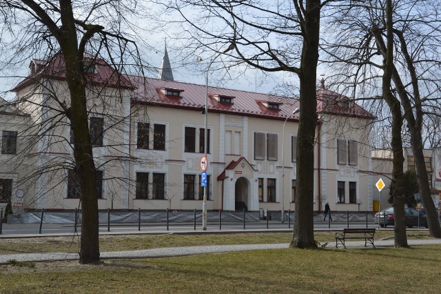 Areszt Śledczy w Nisku mieści się w centrum miasta, to zabytkowy budynek, został wybudowany w latach 1910 – 1912