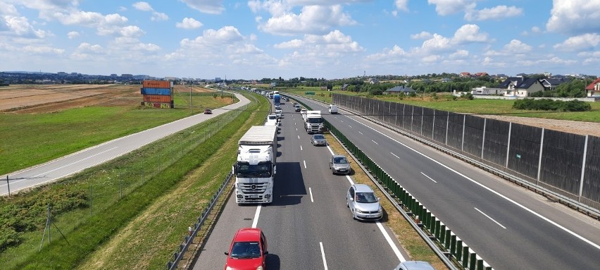 W związku z awarią ciężarówki, na drodze S 74 przed rondem w...