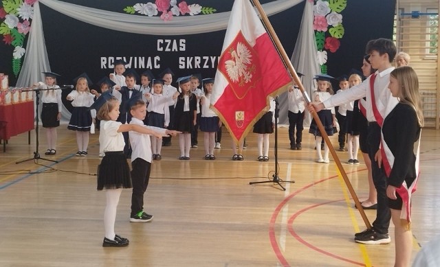 Pasowanie na uczniów w szkole podstawowej w Działoszycach.