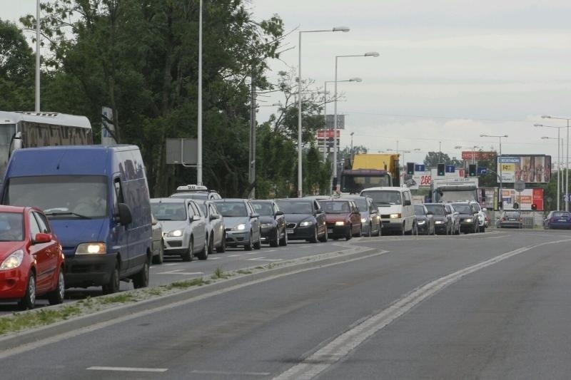 Wrocław: Zderzenie trzech aut na Strzegomskiej. Utrudnienia w ruchu (ZDJĘCIA)