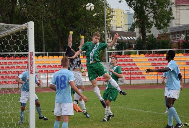 Cuiavia Inowrocław (zielone koszulki) po raz drugi z rzędu zagra na własnym boisku. w sobotę pokonała Naprzód Jabłonowo 3:0. Jak będzie w środę?