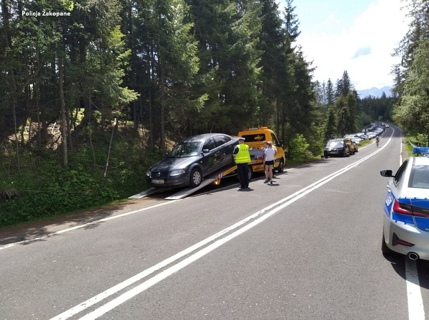 Zakopane. Uwaga turyści! Policja znów odholowuje auta z okolic drogi do Morskiego Oka