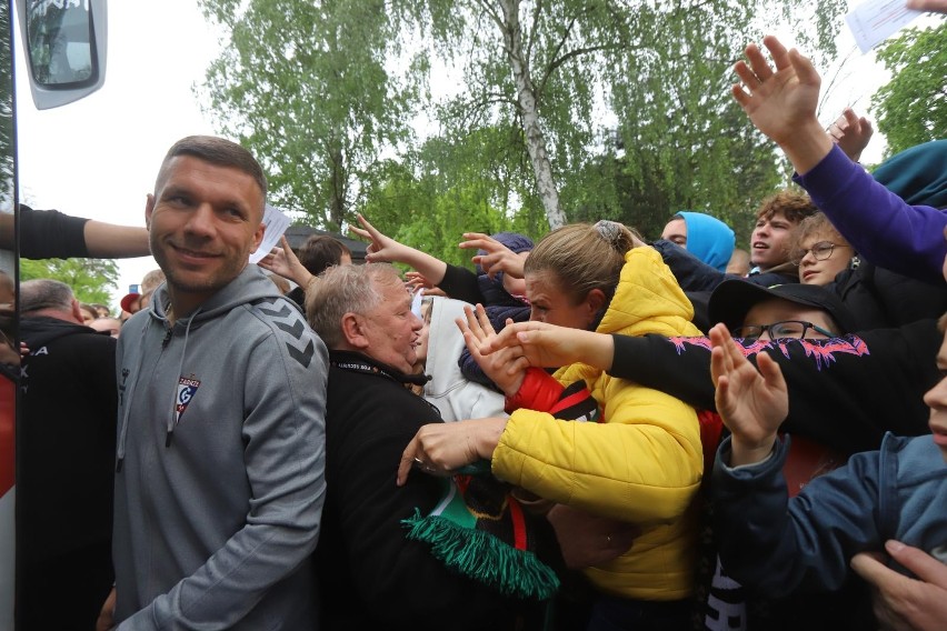 Lukas Podolski na mecz z Pogonią ufundował 1000 biletów dla...