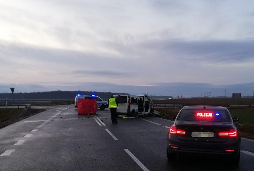 Wypadek busa na drodze wojewódzkiej w Bierzowie pod Brzegiem. Jedna osoba nie żyje, dwie ranne