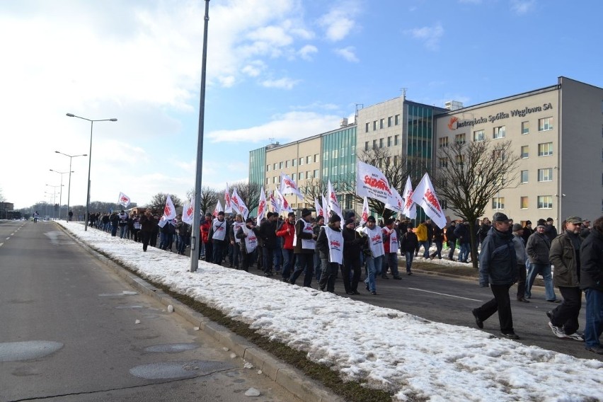 Strajk w JSW: górnicy Jas-Mos pod siedzibą spółki