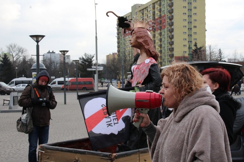 Dąbrowa Górnicza: ogólnopolski Strajk Kobiet przed PKZ, 8...