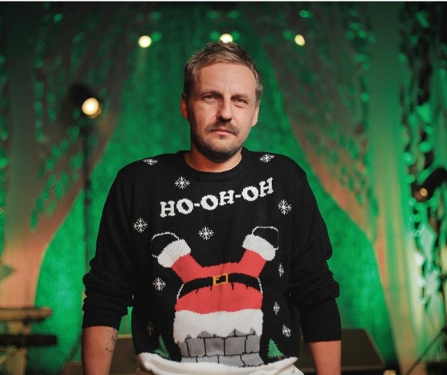 Paweł Domagała nagrał nową wersję swojej piosenki "25 grudnia", artysta wprowadza w świąteczny nastrój.