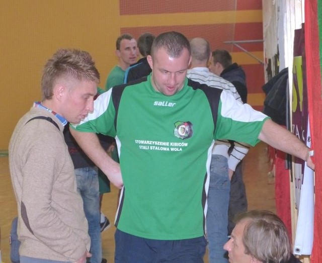 Rafał Turczyn (z lewej, obok prezes piłkarskiej spółki ze Stalowej Woli, Grzegorz Zając) rozstaje się ze Stalą.