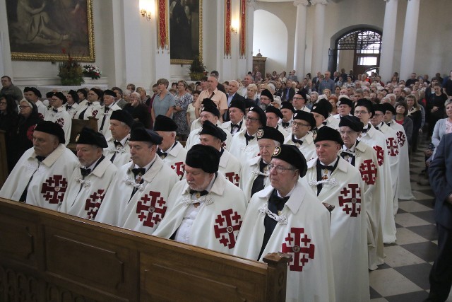 W piątek na Świętym Krzyżu modlili się między innymi członkowie Zakonu Rycerskiego Świętego Grobu Bożego w Jerozolimie.