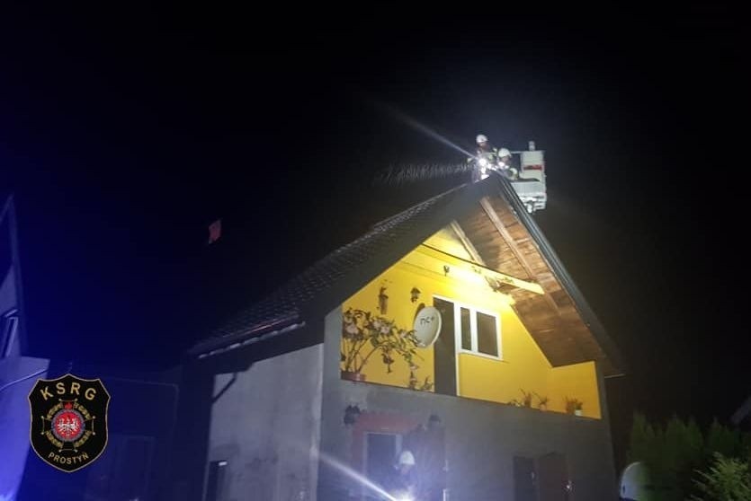 Kiełczew. Nocą strażacy z Ostrowi i z kilku OSP gasili pożar...