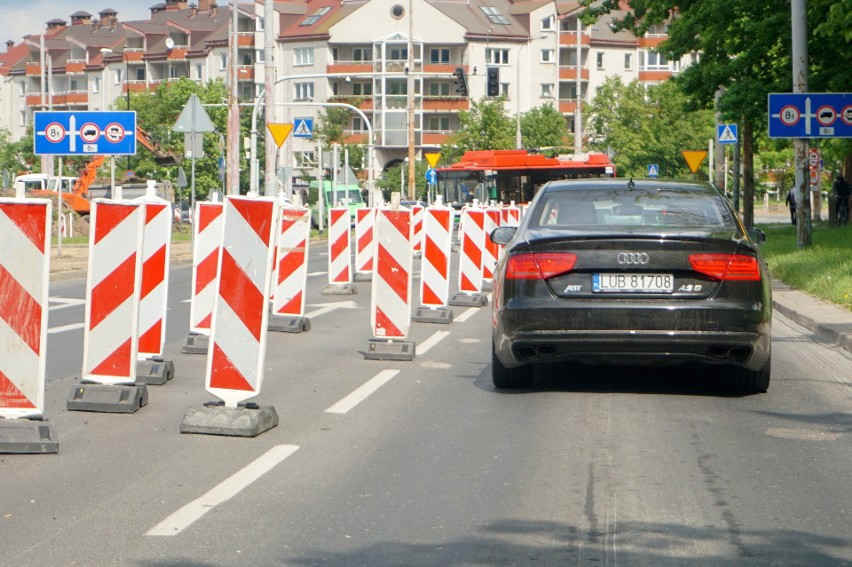 Remont Al. Racławickich. Drogowcy wzięli się za rury, znikają drzewa