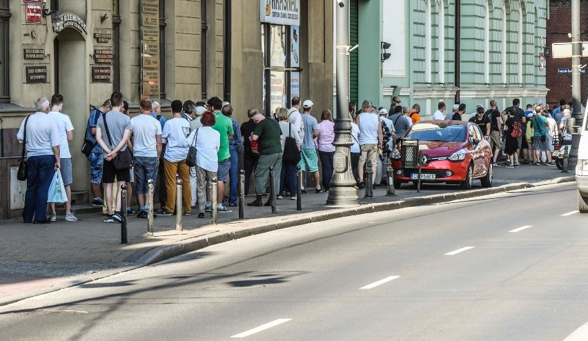 Tłum przed NBP w Bydgoszczy po hitowe monety i banknoty....