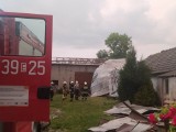 Nawałnica przetoczyła się nad gminą Błaszki. Uszkodzone dachy, powalone drzewa ZDJĘCIA