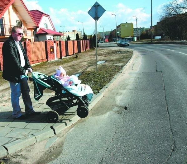 Mariusz Mieczkowski chce dostać się z roczną córeczką na drugą stronę jezdni.