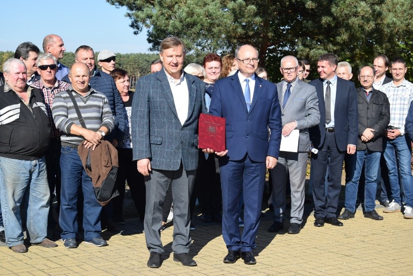 Wkrótce oczyszczanie zbiornika w Sielpi. W środę na sielpiańskim molo podpisano stosowną umowę