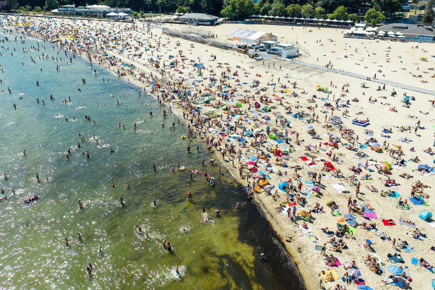 Piękna pogoda przyciągnęła tłumy plażowiczów w Gdyni. Zobaczcie zdjęcia z lotu ptaka | WIDEO