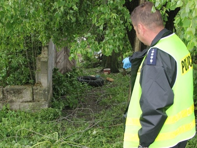 Na podwórku u 51-latka z gminy Pacanów policjanci znaleźli kradzione linki  i szczypce, którymi - jak podejrzewają - kable były cięte.