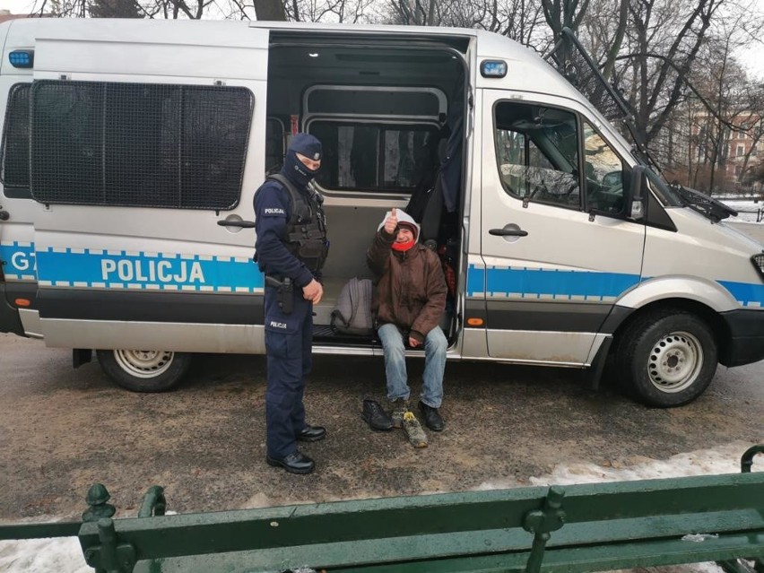 Kraków. Policjanci pomogli bezdomnemu. Podarowali mu buty, w których pójdzie do pracy