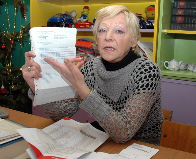 Julita Skobodzińska pokazuje kopie pism, które z własnej inicjatywy musiała zgromadzić i potem wysłać do ZUS, aby otrzymać należną jej, wyższą emeryturę.