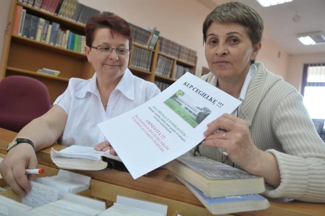 Jolanta Grefling (z prawej) wraz z Haliną Woźniak pilotuje w maju sprawę zwrotów książek do biblioteki. Panie zachęcają czytelników do zwrotu przetrzymywanych. 