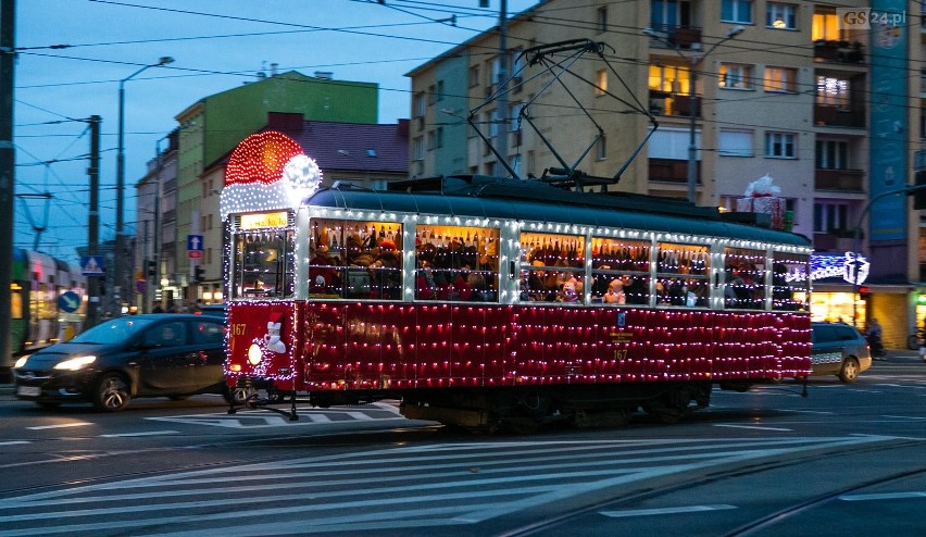 Tramwaj w czapie Mikołaja na ulicach Szczecina [ZDJĘCIA, WIDEO]