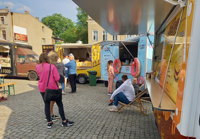 Trwa Zlot Food Trucków w Golubiu-Dobrzyniu. Piękna pogoda i...