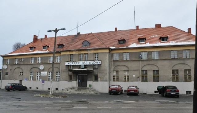 Dworzec kolejowy w Oleśnie.