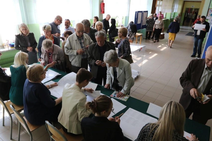 Wybory do Parlamentu Europejskiego 2019 w Kielcach. Z rana tłumy w lokalach wyborczych (ZDJĘCIA)