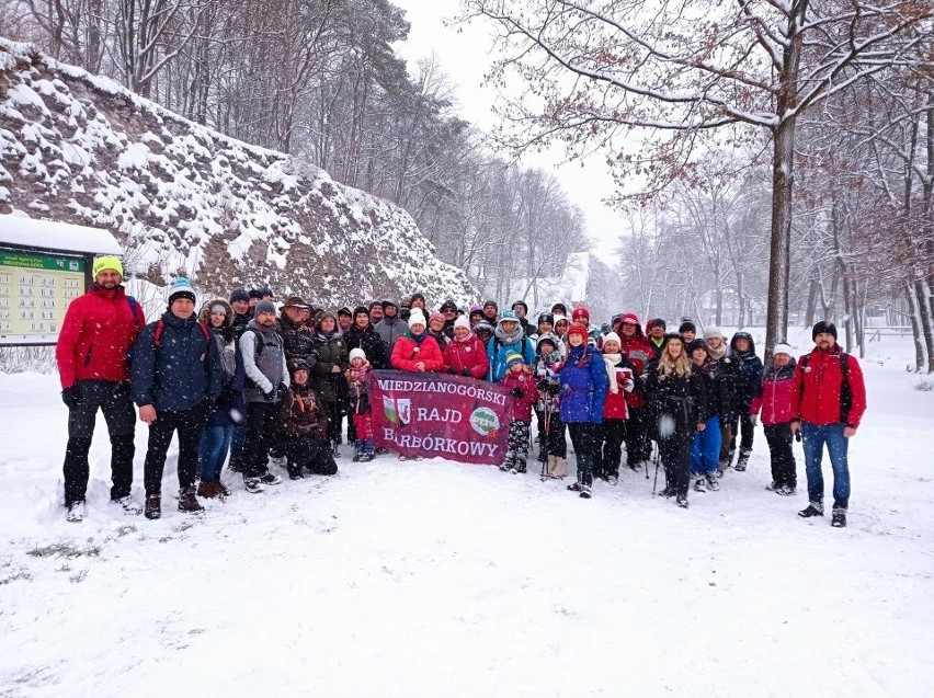 Wyjątkowo śnieżny Miedzianogórski Rajd Barbórkowy. W tradycyjnej wędrówce wzięło udział blisko 70 uczestników. Zobacz zdjęcia 