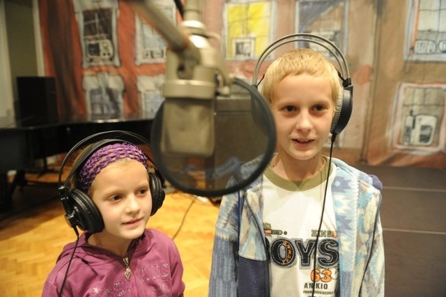 - Razem z siostrą śpiewa mi się dużo radośniej - twierdzi 11-letni Dominik Budziński. Z lewej jego 7-letnia siostra Natalia.