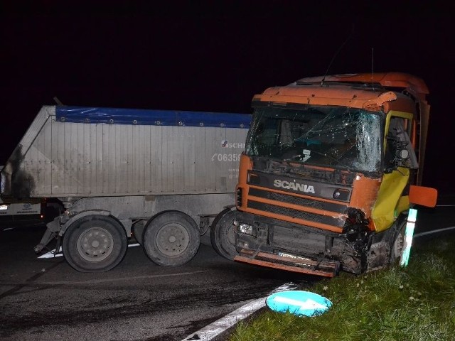 Kierowca scanii, po tym jak uderzył w bok naczepy innej ciężarówki, trafił do szpitala.