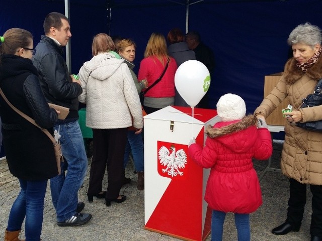 Głosowanie podczas prawyborów w Daleszycach.