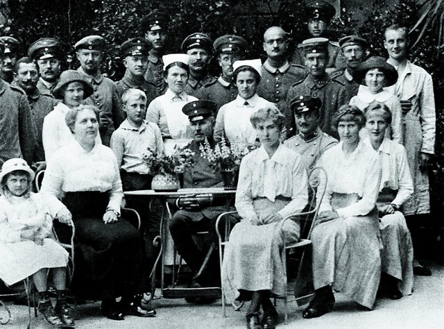 Milicz, 1915 rok, Maltzanowie z żołnierzami z lazaretu, pierwsza z lewej to Maria.