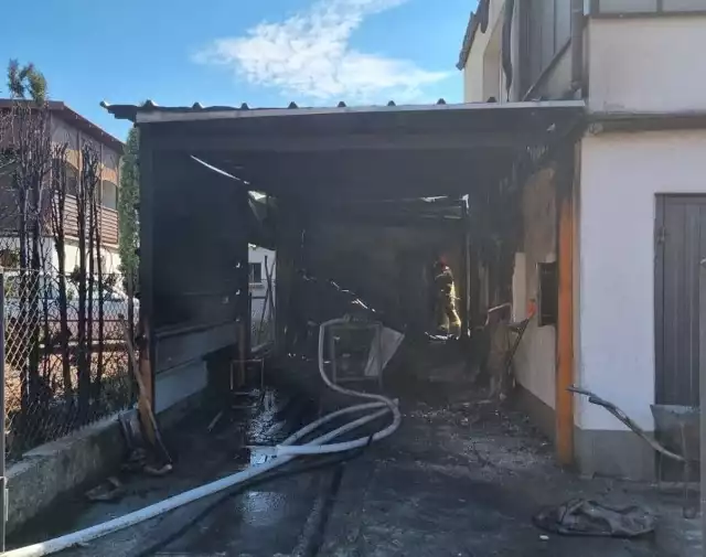 Strażacy rozdysponowani do pożaru bez trudu uporali się z szalejącymi płomieniami, jednak sama wiata oraz część garażu zostały doszczętnie zniszczone.